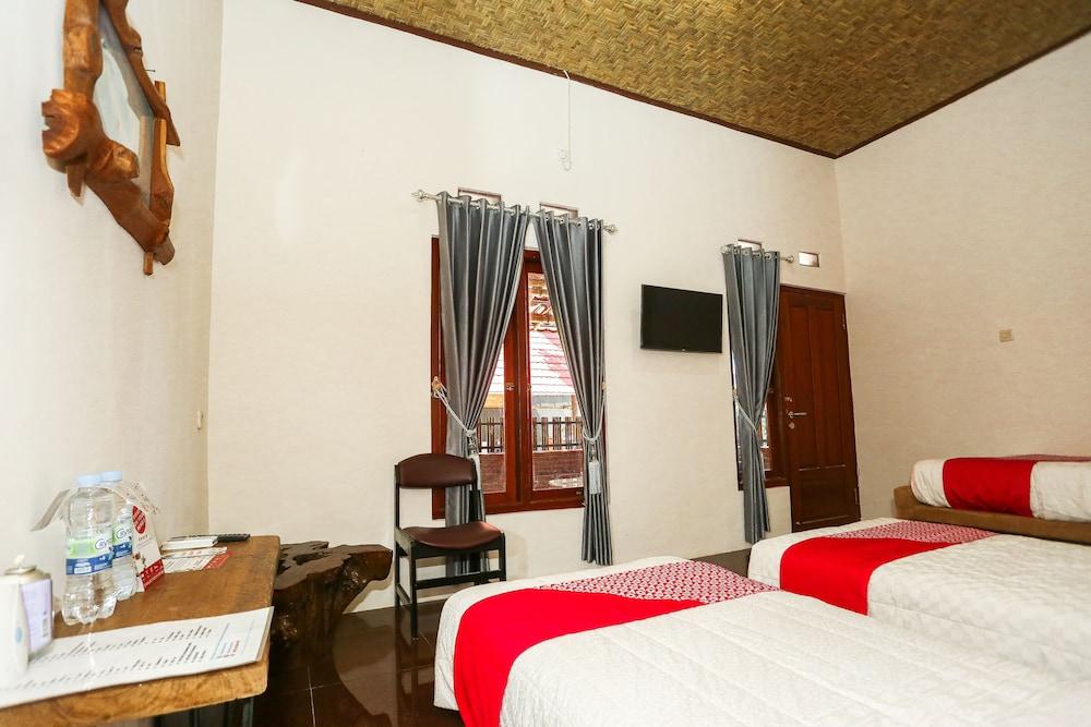 Vaccinated Staff - Oyo 1230 Kampoeng Osing Syariah Guesthouse Banyuwangi  Exterior foto