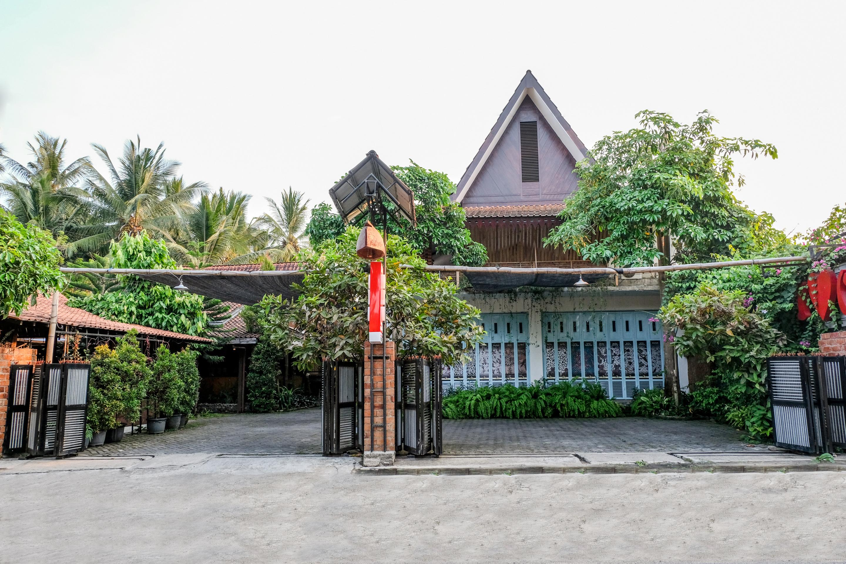 Vaccinated Staff - Oyo 1230 Kampoeng Osing Syariah Guesthouse Banyuwangi  Exterior foto